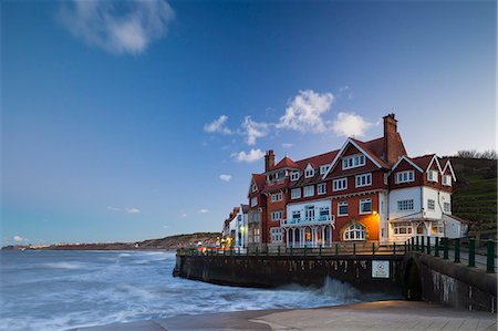 dusk - United Kingdom, England, North Yorkshire, Sandsend. Rough seas outside the Sandsend Hotel. Foto de stock - Con derechos protegidos, Código: 862-08273038