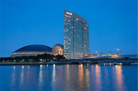 simsearch:862-07690507,k - Fukuoka Yafuoku Dome and Hilton Fukuoka Sea Hawk at dusk, Fukuoka, Kyushu, Japan Photographie de stock - Rights-Managed, Code: 862-08273470