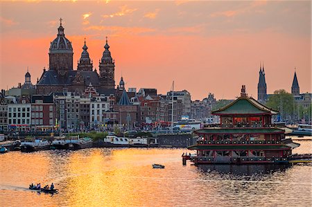 Netherlands, North Holland, Amsterdam. City skyline at sunset with domes of Basilica of Saint Nicholas. Fotografie stock - Rights-Managed, Codice: 862-08699686