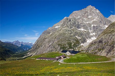 Europe, Italy, Alps. The Refuge Elena (2062m) overlooking Glacier de Pre de Bar, which sweeps down from Mont Dolent. Photographie de stock - Rights-Managed, Code: 862-08719087