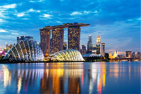 simsearch:600-07653876,k - South East Asia, Singapore, Gardens by the Bay, Cloud Forest, Flower Dome, Marina Bay Sands Hotel and Casino, Arts and Science Museum Foto de stock - Con derechos protegidos, Código: 862-08719499