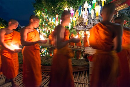 South East Asia, Thailand, Chiang Mai, Wat Phan Tao temple, monks celebrating Loi Kratong festival Photographie de stock - Rights-Managed, Code: 862-08719719