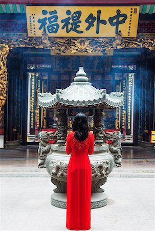simsearch:862-08091424,k - South East Asia, Vietnam, Ho Chi Mihn City (Saigon), Cholon, Nghia An Hoi Quan Pagoda, woman wearing aoi dai dress Stock Photo - Rights-Managed, Code: 862-08720062
