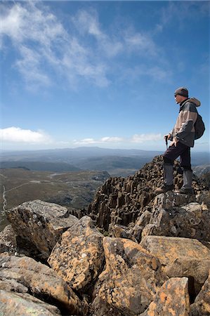 panoramic rock climbing images - A hiker on the summit of Cradle Mountain,Tasmania Foto de stock - Con derechos protegidos, Código: 862-03289004