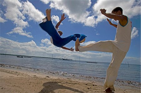 salvador - Capoeira,the Brazilian fight-dancing martial art,demonstrated on a Tinhare archipelago beach in the Bahia region of the north east of Brazil Foto de stock - Con derechos protegidos, Código: 862-03289691