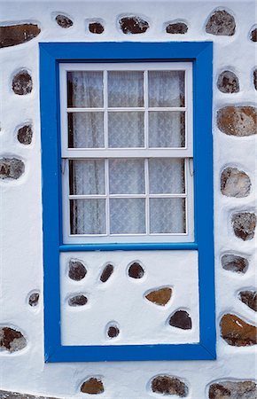 Detail of a window on a whitewashed house with inset volcanic stone and a blue frame in Santo Domingo de Garafia Foto de stock - Con derechos protegidos, Código: 862-03354216