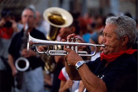 Un trompettiste joue charanga pour accompagner les chefs de plâtre gigantesque qu'elles sont traitées dans les rues de la village de cccccc pendant le festival des géants et présomptueuses (Gigantes y Cabezados) Photographie de stock - Rights-Managed, Code: 862-03354366