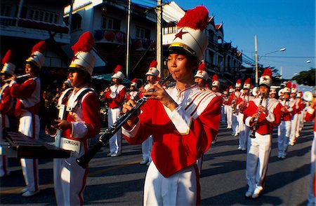 Marching thaïlandais garçons jouant de la musique dans un défilé de bande au Festival de Parasol, Chang Mai Photographie de stock - Rights-Managed, Code: 862-03354983