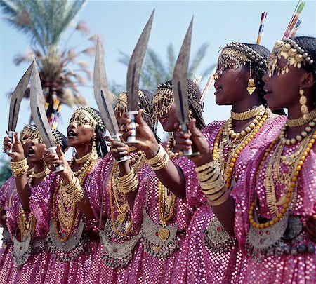 finery - During a dance,Muslim girls from the Sultanate of Tadjoura,dress up in all their finery and display the curved daggers of their men. Stock Photo - Rights-Managed, Code: 862-03352636