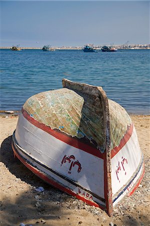 A an upturned fishing boat on the beach of the Eastern Harbour,Alexandria,Egypt Foto de stock - Con derechos protegidos, Código: 862-03352867