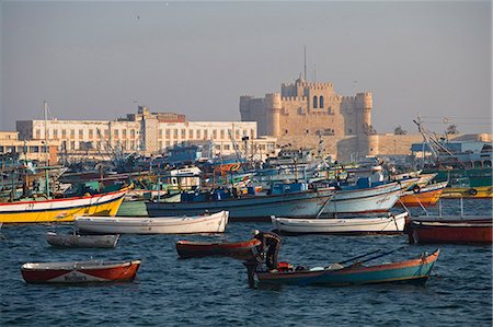 Colourful fishing boats in the Eastern harbour in front of the Citadel of Quatbai,Alexandria,Egypt Foto de stock - Con derechos protegidos, Código: 862-03352868