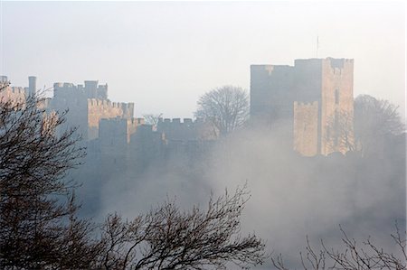 simsearch:845-03464660,k - England,Shropshire,Ludlow Castle. Viewed from Whitcliffe Common,Ludlow Castle,firstly a Norman Fortress and extended over the centuries to become a fortified Royal Palace,has ensured Ludlow's place in English history. Originally built to hold back the unconquered Welsh,passing through generations of the de Lacy and Mortimer families to Richard Plantagenet,Duke of York. Foto de stock - Con derechos protegidos, Código: 862-03353643