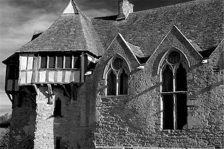 England,Shropshire,Stokesay. View of the well preserved South Tower of Stokesay Castle,located at Stokesay,a mile south of the town of Craven Arms,in South Shropshire. It is the oldest fortified manor house in England,dating to the 12th century and is managed by England Heritage. Stock Photo - Rights-Managed, Code: 862-03353685