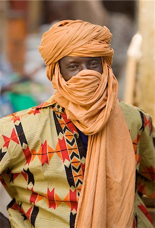 simsearch:862-03437232,k - Mali,Gao. A Songhay man at Gao market with a bright orange turban. Stock Photo - Rights-Managed, Code: 862-03364174