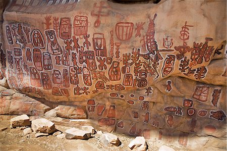 simsearch:400-06099430,k - Mali,Dogon Country. A decorated cave wall at the attractive Dogon village of Songho on top of the Bandiagara escarpment. The circumcision of boys takes place here each year after which the initiates draw pictures or patterns of their choice on the wall using natural pigments. Stock Photo - Rights-Managed, Code: 862-03364178