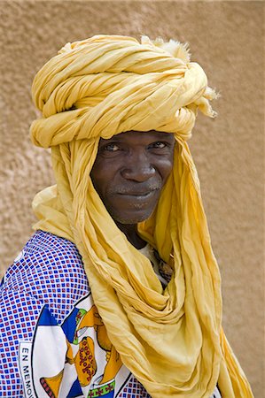 simsearch:862-03437232,k - Mali,Gao. A Songhay man at Gao market with a bright yellow turban. Stock Photo - Rights-Managed, Code: 862-03364173