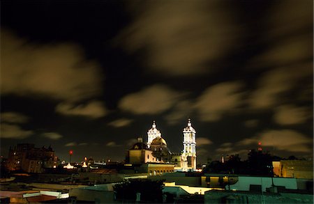 simsearch:862-07495921,k - Puebla Cathedral's illuminated towers rise above the historic centre of the city at night. Foto de stock - Con derechos protegidos, Código: 862-03364369