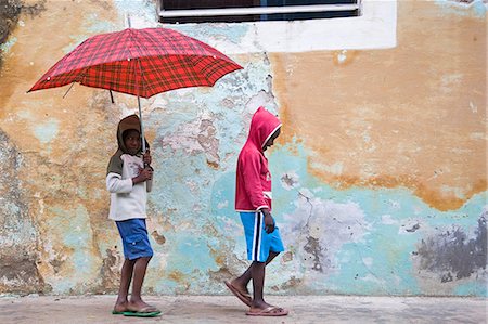 rainy and street scene - Children shelter from the rain on Ilha do Mozambique Stock Photo - Rights-Managed, Code: 862-03364993