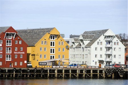 Norway,Troms,Tromso. The city centre of Tromso contains the highest number of old wooden houses in North Norway and a very distinctive and traditional look to the waterfront that overlooks the old port area. Foto de stock - Con derechos protegidos, Código: 862-03365565
