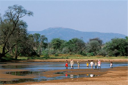 simsearch:851-02961269,k - Dirigé par les guerriers samburu et un guide formé qu'une famille va sur un buisson de marche pendant un safari mobile Cheli & paon. Photographie de stock - Rights-Managed, Code: 862-03365964