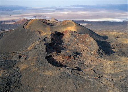 simsearch:862-03820284,k - Volcan de Andrew se trouve sur ""The Barrier' - un grand soulèvement volcanique qui sépare le lac Turkana au Kenya depuis la vallée de Suguta (visible au loin de cette image) au sud. Ce volcan est l'un des nombreux volcans dormants dans la région. Il dernière éruption remonte à 1895, mais vapeur peut encore émettre de passages à proximité. Photographie de stock - Rights-Managed, Code: 862-03366068