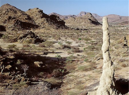 simsearch:862-03820284,k - Thorn inhospitalier, semi-aride, frotter le pays au nord-ouest de Lodwar, chef-lieu du peuple Turkana. Les collines et les montagnes sont d'origine volcanique. Les conduits de hautes des termitières parsèment le paysage ; leur couleur indique que la structure du sol est profondément dans le sol. Photographie de stock - Rights-Managed, Code: 862-03366088