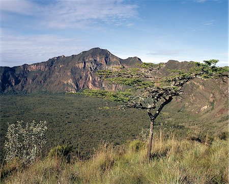 simsearch:862-03820284,k - Mont Longonot est indéniablement d'origine volcanique en raison de sa forme et atteint une hauteur de 9 110 pieds du plancher de la vallée du Grand Rift, juste au sud du lac Naivasha. Vapeur émane encore de son mur circulaire, grand cratère intérieur Photographie de stock - Rights-Managed, Code: 862-03366386