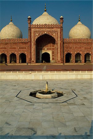 pakistan - Completed in 1676 AD by the Mughal emperor Aurangzeb,Badshahi Mosque can accommodate 60,000 worshippers in its courtyard Stock Photo - Rights-Managed, Code: 862-03360404