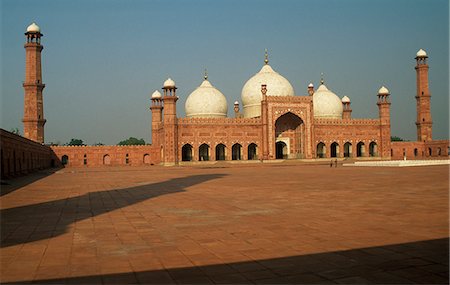 pakistan - Completed in 1676 AD by the Mughal emperor Aurangzeb,Badshahi Mosque can accommodate 60,000 worshippers in its courtyard Stock Photo - Rights-Managed, Code: 862-03360405