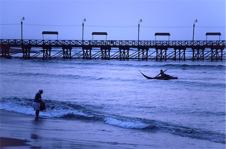 simsearch:862-07495921,k - A Huanchaco fisherman returns to shore paddling a traditional totora (reed) boat,known as a caballito de totora (little horse of reeds). Foto de stock - Con derechos protegidos, Código: 862-03360506