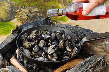 simsearch:862-03361556,k - Cooking mussels at a beach barbecue on Colonsay Stock Photo - Rights-Managed, Code: 862-03361535