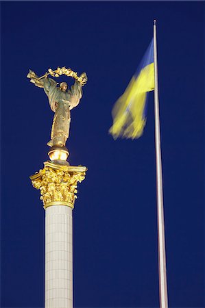 Monument to Berehynia and Ukrainian flag in Independence Square (Maydan Nezalezhnosti) at dusk, Kiev, Ukraine Foto de stock - Con derechos protegidos, Código: 862-03714001