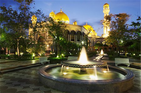 simsearch:877-08897949,k - Jame'asr Hassanal Bolkiah Mosque at dusk, Bandar Seri Begawan, Brunei Darussalam Stock Photo - Rights-Managed, Code: 862-03710610