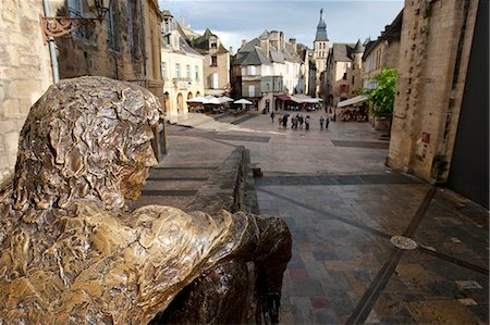 south - Bronze sculpture of sitting man le Badoud by Gerrard Auliac Rampe Magnanat Sarlat la Caneda Dordogne France Stock Photo - Rights-Managed, Code: 862-03711393