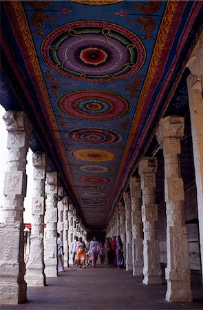 simsearch:862-03711843,k - At the Shri Meenakshi-Sundareshwarar temple,decorative ceilings and carved pillars enliven an enormous complex of shrines,bathing tanks and colonnaded courtyards Stock Photo - Rights-Managed, Code: 862-03711885