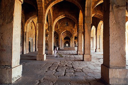 recessed ceiling - One-time fortress capital of the Malwa sultans,and later pleasure retreat of the Moghuls,Mandu abounds in substantial part-ruined buildings. The 15th-century Jami Masjid is the finest remaining construction. Stock Photo - Rights-Managed, Code: 862-03711913