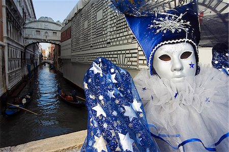 simsearch:841-06030938,k - Venice Carnival People in Costumes and Masks Foto de stock - Con derechos protegidos, Código: 862-03712266