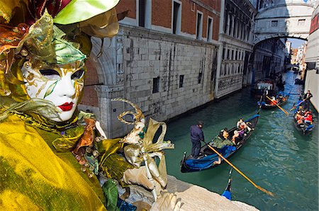 simsearch:841-06030938,k - Venice Carnival People in Costumes and Masks on Canal with Gondolas Foto de stock - Con derechos protegidos, Código: 862-03712262