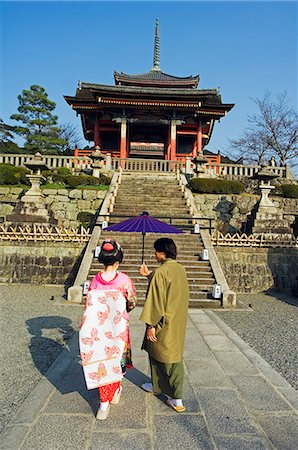 simsearch:862-03712487,k - Kiyomizudera temple gate couple wearing traditional kimono carrying parasol Stock Photo - Rights-Managed, Code: 862-03712482