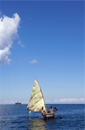 simsearch:862-03821015,k - Malawi, Lake Malawi, fishermen sailing on the open waters of this fresh water lake in handmade canoes. Foto de stock - Con derechos protegidos, Código: 862-03713019