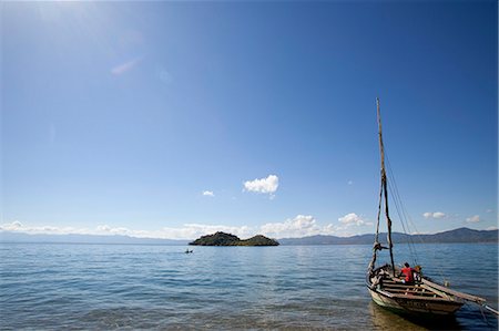 simsearch:862-03821015,k - Malawi, Lake Malawi.   Fishermen in traditional wooden dhows enjoy warm sun and calm waters as they spend the day fishing Foto de stock - Con derechos protegidos, Código: 862-03713075