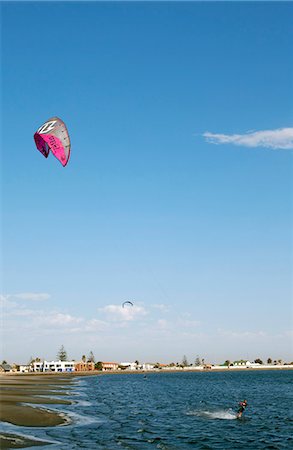 sports events - Afrique, Namibie, Walvis Bay. Kite Surfeurs attraper le vent sur la terre ferme dans la baie Photographie de stock - Rights-Managed, Code: 862-03713105