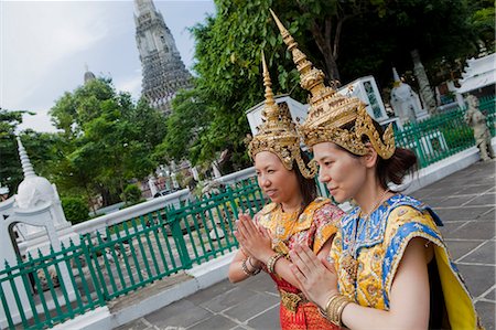 Girls in Thai dancing costumes in front of Wat Arun temple in Bangkok Thailand Foto de stock - Con derechos protegidos, Código: 862-03713814