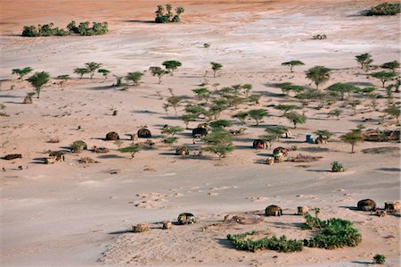 Gabbra maisons à North Horr, une oasis dans le terrain semi-désertique à l'extrémité nord du désert de Chalbi. Photographie de stock - Rights-Managed, Code: 862-03736845