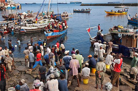 simsearch:862-03821015,k - Tanzania, Zanzibar, Stone Town. A scene at Zanzibar s dhow harbour as people wait to buy fish from returning night fishermen Foto de stock - Con derechos protegidos, Código: 862-03737310