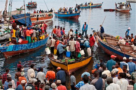 simsearch:862-03821015,k - Tanzania, Zanzibar, Stone Town. A scene at Zanzibar s dhow harbour as people wait to buy fish from returning night fishermen Foto de stock - Con derechos protegidos, Código: 862-03737311