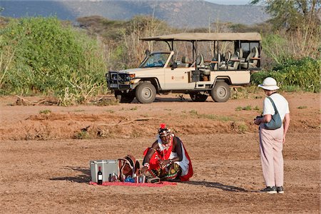 simsearch:841-02918817,k - Au Kenya, dans les touristes apr boire un verre de sundowner sur les rives de la Uaso Nyiru au nord du Kenya. Photographie de stock - Rights-Managed, Code: 862-03731475
