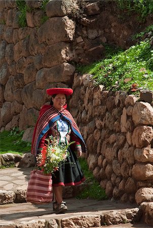 simsearch:862-06540983,k - Au Pérou, une femme en costume indien traditionnel fait sien un bouquet de fleurs du marché sur un chemin longeant un mur de Pierre massif Inca. Photographie de stock - Rights-Managed, Code: 862-03732052