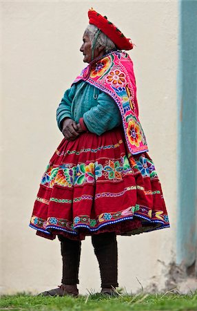simsearch:862-06540983,k - Au Pérou, une vieille femme à Abra La Raya, point le plus élevé (4318m) sur le service de train express Andean Explorer (Cusco à Puno) Photographie de stock - Rights-Managed, Code: 862-03732095