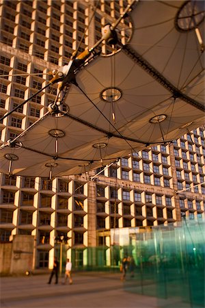 Le Grande Arche in La Defense, the main business district in Paris, France Stock Photo - Rights-Managed, Code: 862-03807423